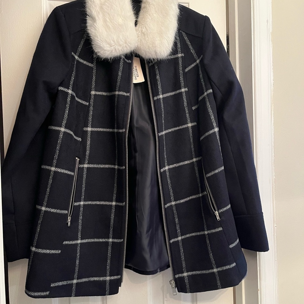 NWT Forever 21 navy blue and white zip jacket with furry collar